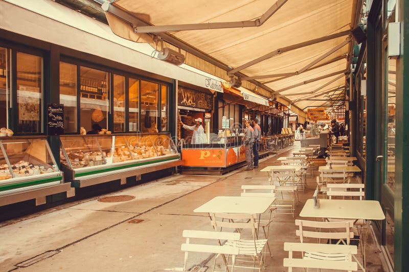 Tablas vacías de café al aire libre en el mercado grande de la capital austríaca imagen de archivo libre de regalías