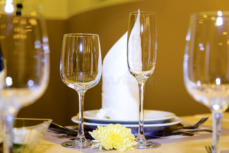 Table admirablement servie dans un restaurant photo stock Table admirablement servie dans un restaurant photo stock