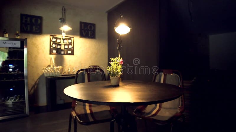 Table basse confortable avec lampe à la vapeur clips vidéos