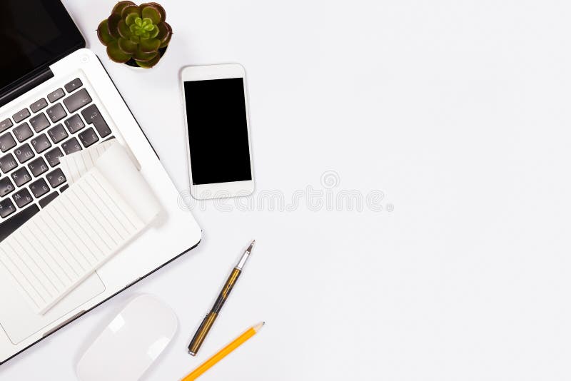 Table blanche de bureau avec beaucoup de choses l?-dessus Vue sup?rieure avec l'espace de copie photo stock Table blanche de bureau avec beaucoup de choses l?-dessus Vue sup?rieure avec l'espace de copie photo stock
