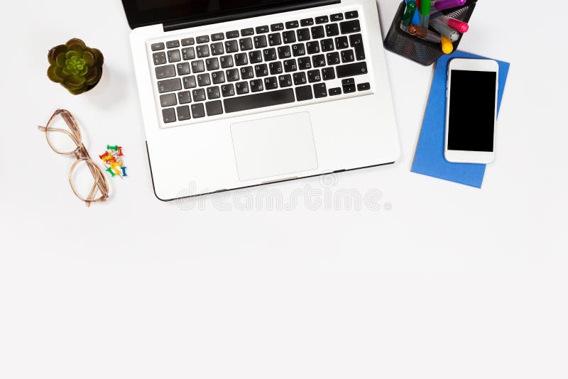 Table blanche de bureau avec beaucoup de choses l?-dessus Vue sup?rieure avec l'espace de copie image stock Table blanche de bureau avec beaucoup de choses l?-dessus Vue sup?rieure avec l'espace de copie image stock