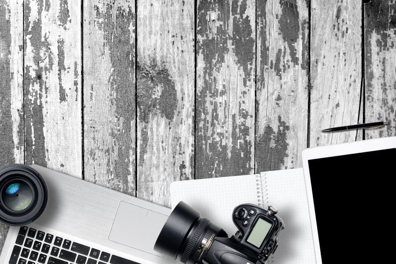 Table blanche de bureau de photographie de bureau avec l'ordinateur portable, le comprimé, l'appareil-photo et le verre sur le ba images stock Table blanche de bureau de photographie de bureau avec l'ordinateur portable, le comprimé, l'appareil-photo et le verre sur le ba images stock