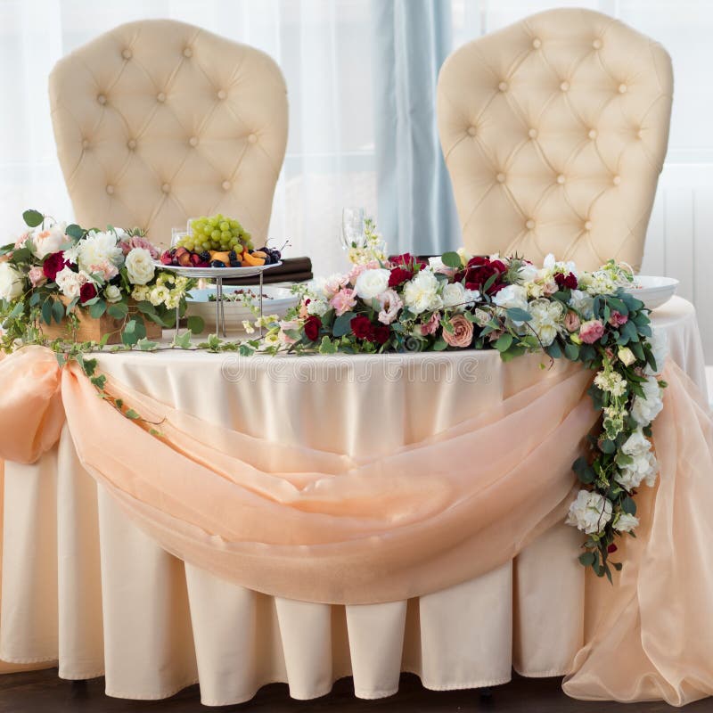 Table of the bride and groom in the restaurant. Wedding decor, flowers royalty free stock images Table of the bride and groom in the restaurant. Wedding decor, flowers royalty free stock images