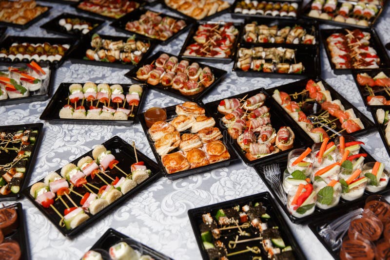 Table de buffet avec différents casse-croûte images libres de droits Table de buffet avec différents casse-croûte images libres de droits