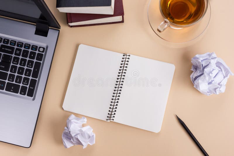 Table de bureau de vue supérieure avec le bloc-notes, ordinateur et image stock Table de bureau de vue supérieure avec le bloc-notes, ordinateur et image stock