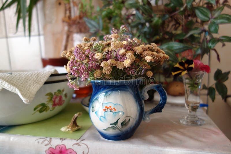 Table de cuisine avec un bouquet sec de fleurs image libre de droits Table de cuisine avec un bouquet sec de fleurs image libre de droits