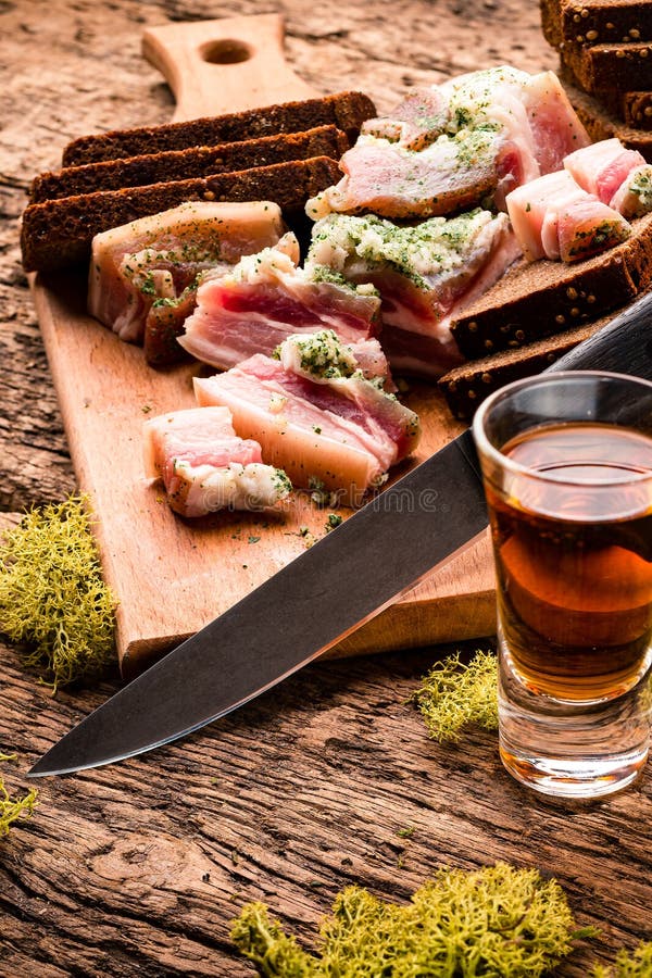 Table De Dîner Rustique Avec Couteau De Chasse à La Viande