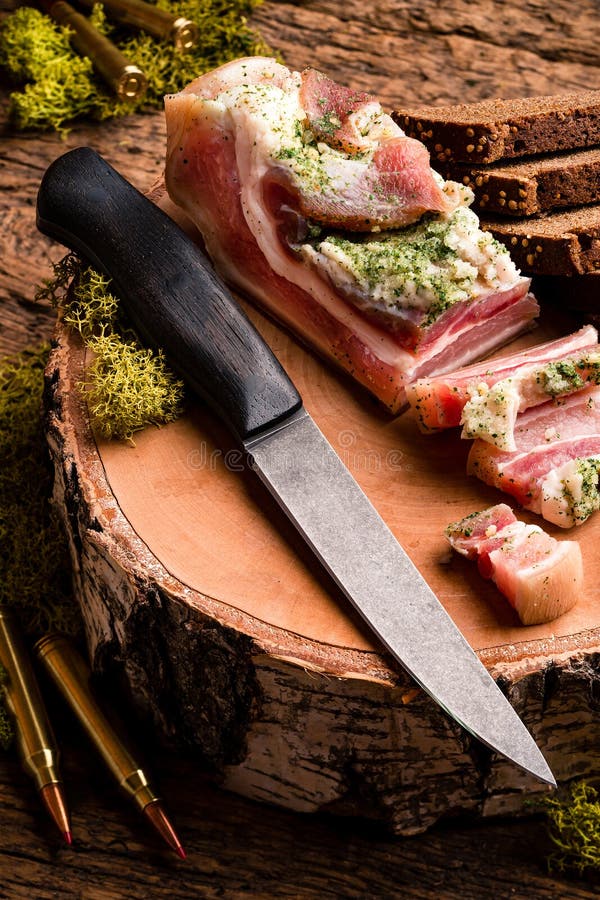 Table De Dîner Rustique Avec Couteau De Chasse à La Viande Froide Photo  stock - Image du délicieux, gros: 209943686