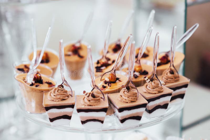 Table de dessert pour une noce photographie stock libre de droits Table de dessert pour une noce photographie stock libre de droits