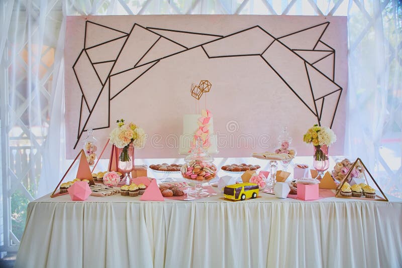 Table de dessert pour une noce photos libres de droits Table de dessert pour une noce photos libres de droits