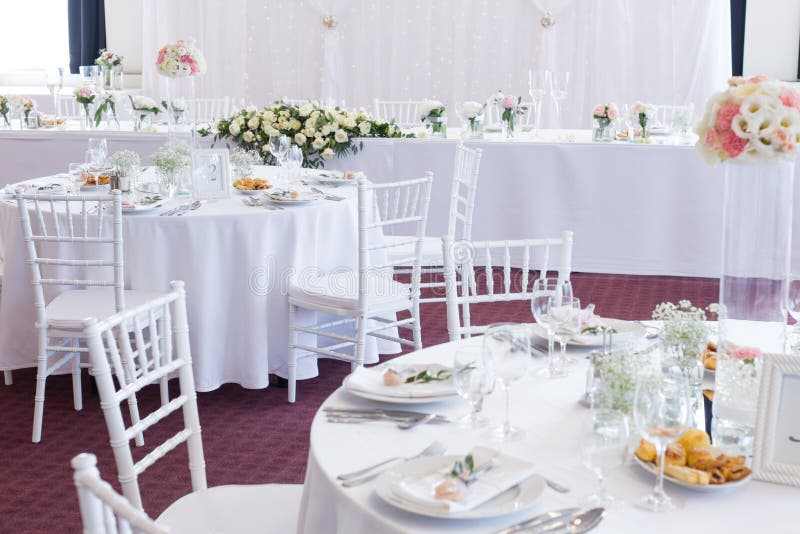 Table de fantaisie mise pour un mariage images stock Table de fantaisie mise pour un mariage images stock