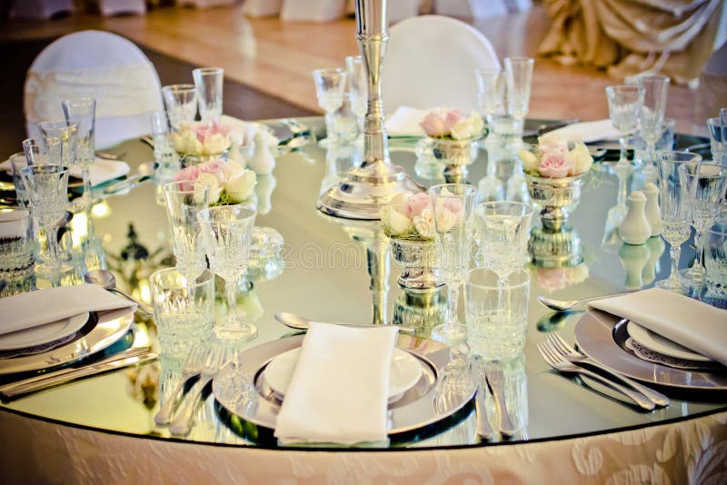 Table de mariage de miroir photographie stock libre de droits Table de mariage de miroir photographie stock libre de droits