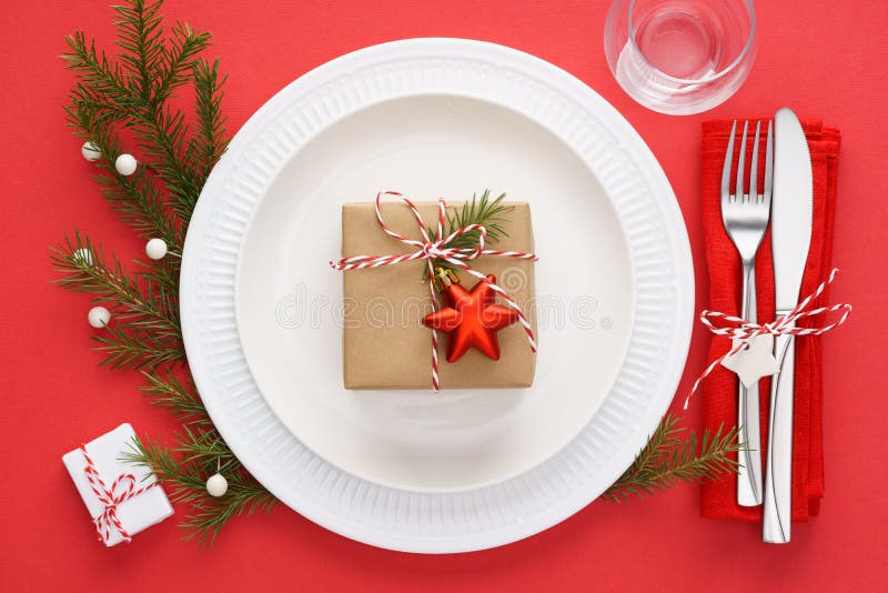 Cadre De Table De Fête De Noël Avec Des Assiettes Blanches Et Des Cadeaux  De Couverts En Or Dans Des Décorations Et Des Boules En Papier Blanc Et Or