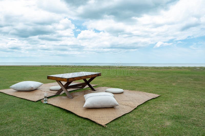 Table de pique-nique vide sur l'herbe verte avec la vue de ciel bleu photos libres de droits Table de pique-nique vide sur l'herbe verte avec la vue de ciel bleu photos libres de droits