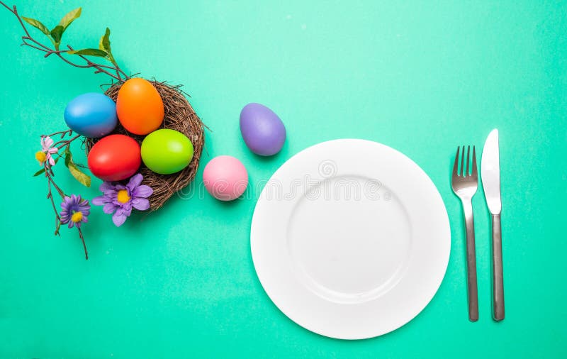 Table de Pâques, couvert Oeufs de pâques, plat blanc vide, fond vert