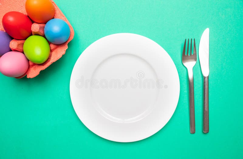 Table de Pâques, couvert Oeufs de pâques, plat blanc vide, fond vert