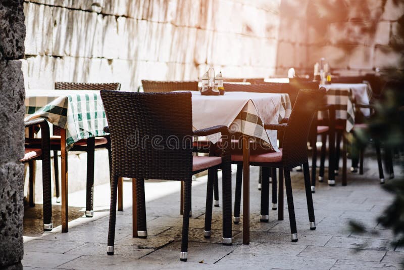Table de restaurant d'été extérieure photographie stock Table de restaurant d'été extérieure photographie stock