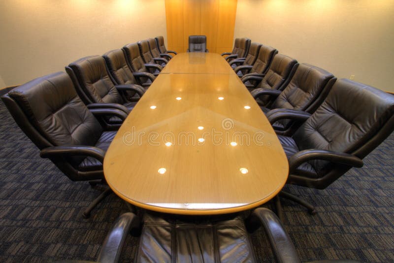 Table de salle du conseil d'administration dans la salle de conférence