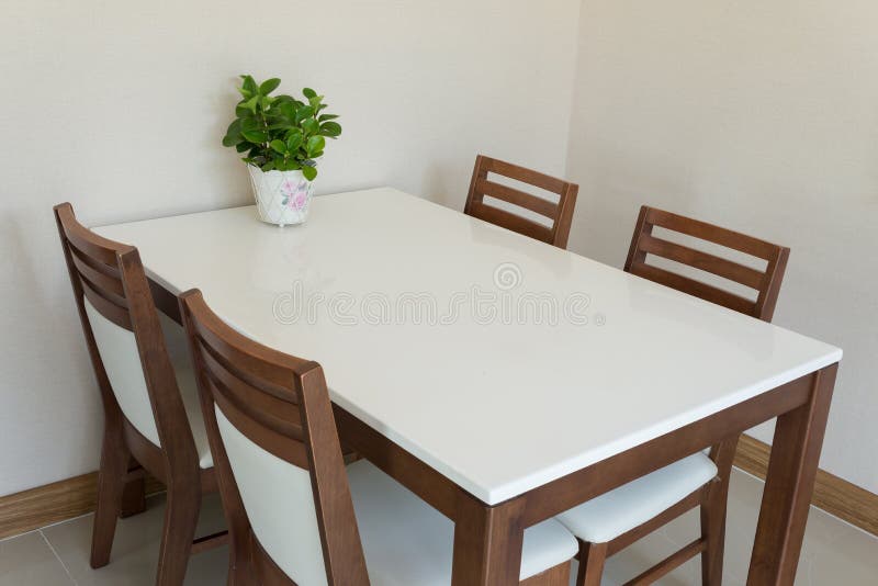 Table de salle à manger en bois photographie stock libre de droits Table de salle à manger en bois photographie stock libre de droits