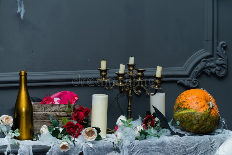 Table décorée avec le cric et le bougeoir de potiron de Halloween De photos stock Table décorée avec le cric et le bougeoir de potiron de Halloween De photos stock