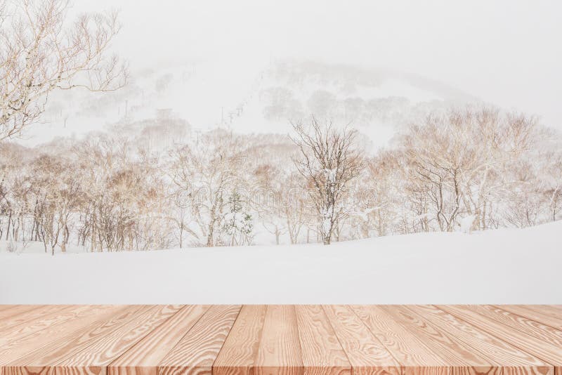 Table en bois d'étagère avec le fond brouillé de la montagne et des arbres photo stock Table en bois d'étagère avec le fond brouillé de la montagne et des arbres photo stock