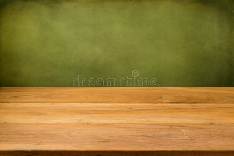 Table en bois vide au-dessus de fond vert grunge. image stock Table en bois vide au-dessus de fond vert grunge. image stock