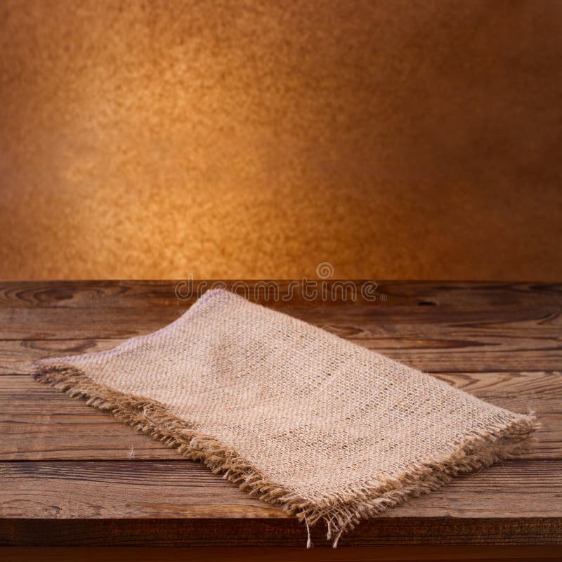 Table en bois vide de plate-forme avec la nappe. photos stock Table en bois vide de plate-forme avec la nappe. photos stock