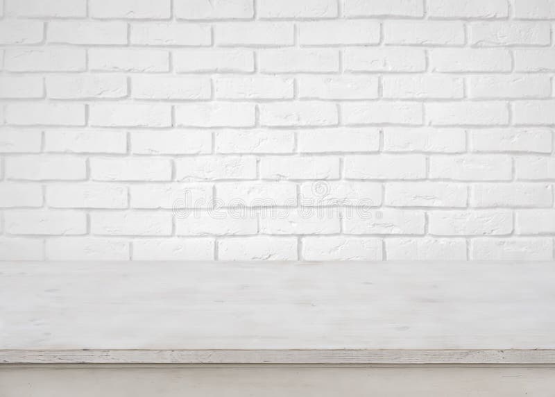 Table en bois vide de vintage sur le fond blanc defocused de mur de briques photos stock Table en bois vide de vintage sur le fond blanc defocused de mur de briques photos stock
