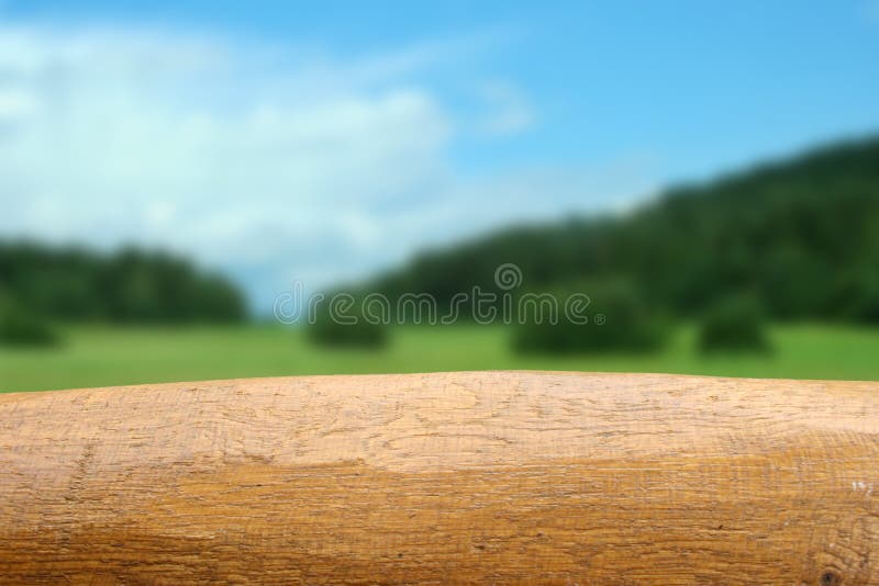 Table en bois vide du fond extérieur de bokeh. Heure d'été. image libre de droits