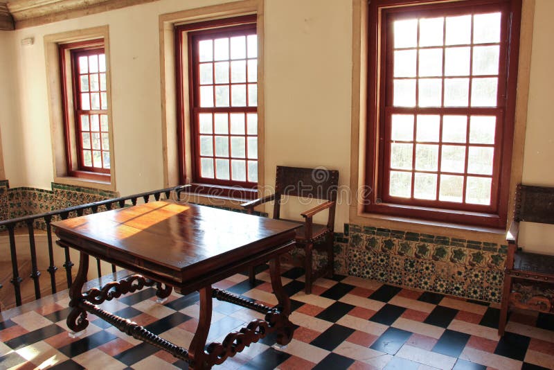 Table et chaise rustiques dans une salle ensoleillée photo libre de droits Table et chaise rustiques dans une salle ensoleillée photo libre de droits
