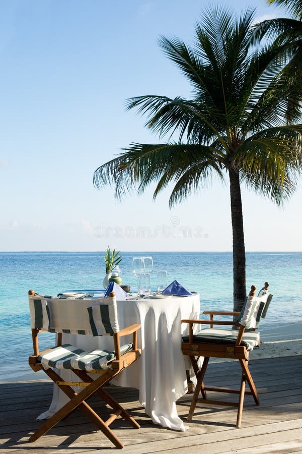 L'impostazione della tavola al ristorante sulla spiaggia che in hotel resort.