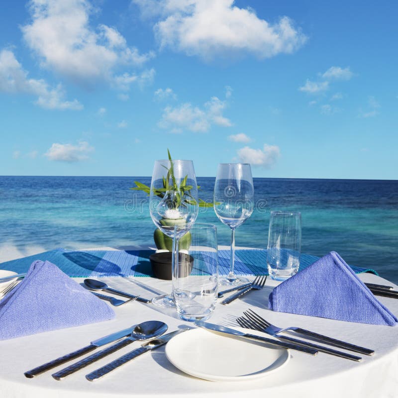 L'impostazione della tavola al ristorante sulla spiaggia, in hotel resort.