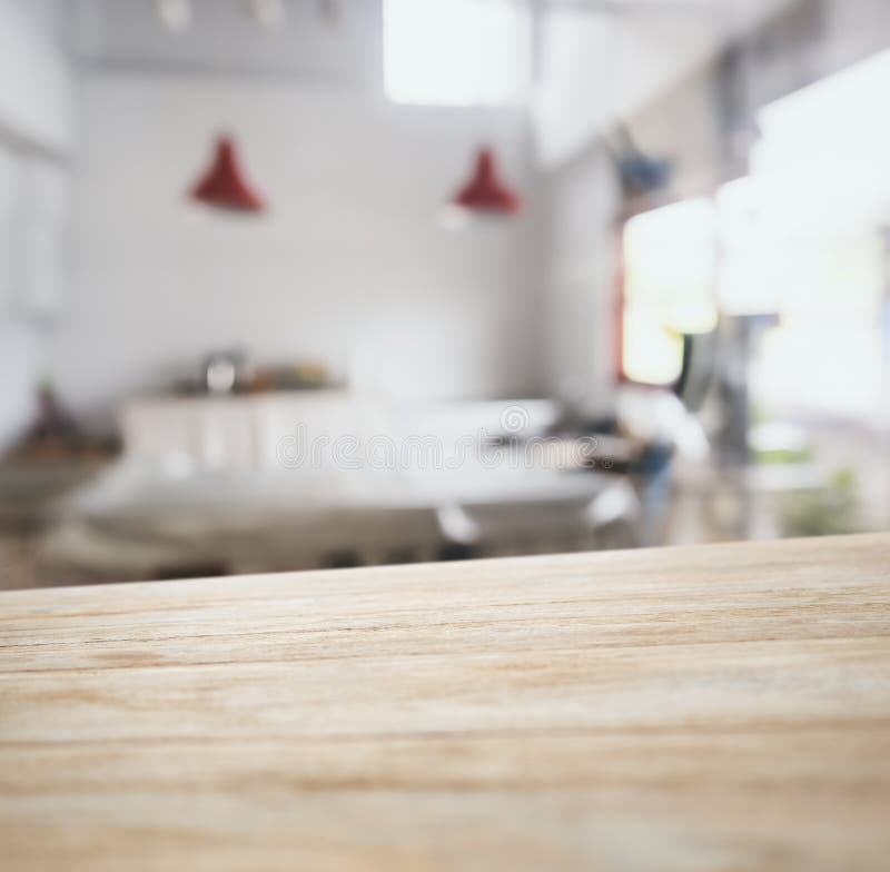 Tavolo bancone bar con offuscata Interno della cucina di sfondo.