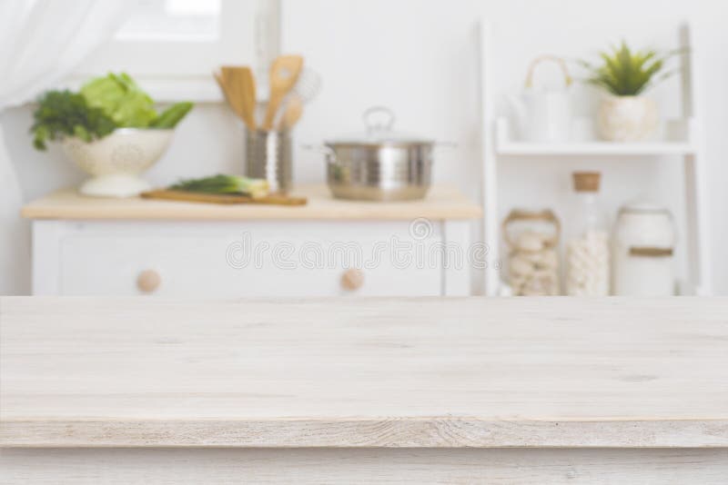 Tavolo e defocused interno di cucina come sfondo.