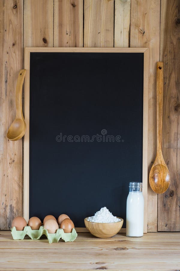 Tableau avec des ingrédients de l'espace et de pâtisserie de copie photo stock Tableau avec des ingrédients de l'espace et de pâtisserie de copie photo stock