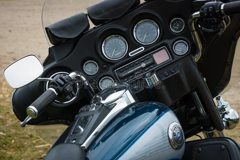 Tableau de bord d'une moto Harley-Davidson Electra Glide Ultra Classic photo libre de droits Tableau de bord d'une moto Harley-Davidson Electra Glide Ultra Classic photo libre de droits
