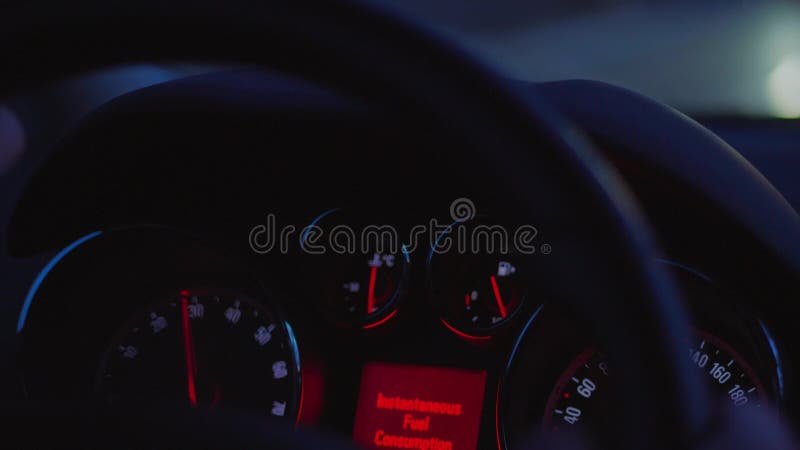 Tableau de bord de voiture, mains sur le volant et feux de signalisation