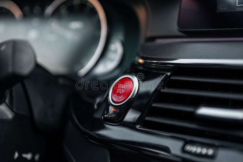 Bouton de démarrage dans une voiture moderne, intérieur avec auto