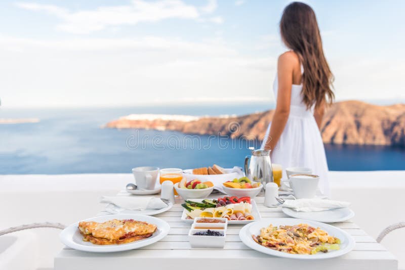 Tableau de petit déjeuner et femme de luxe Santorini de voyage Tableau de petit déjeuner et femme de luxe Santorini de voyage