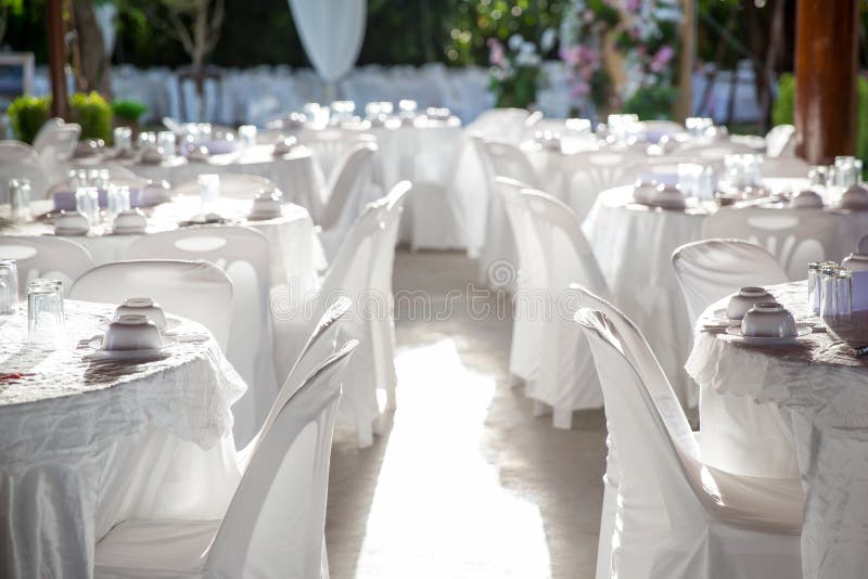 Tableau mis pour un mariage ou un dîner approvisionné différent d'événement, arrangement l'épousant de luxe de table pour diner f image stock Tableau mis pour un mariage ou un dîner approvisionné différent d'événement, arrangement l'épousant de luxe de table pour diner f image stock