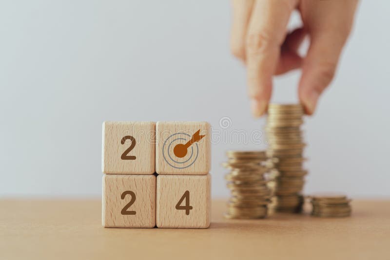 Tableau noir 2024 au lieu de 0 sur bloc cube de bois avec la main floue arranger pile de pièces. objectif de l'entreprise. objectif de l'entreprise stratégie marketing contenu par mot clé et concept de démarrage pour la nouvelle année.