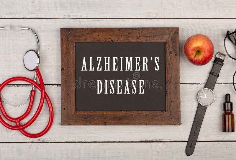 tableau noir avec le texte et le x22 ; Alzheimer& x27 ; disease& x22 de s ; , montre et stéthoscope photographie stock libre de droits tableau noir avec le texte et le x22 ; Alzheimer& x27 ; disease& x22 de s ; , montre et stéthoscope photographie stock libre de droits