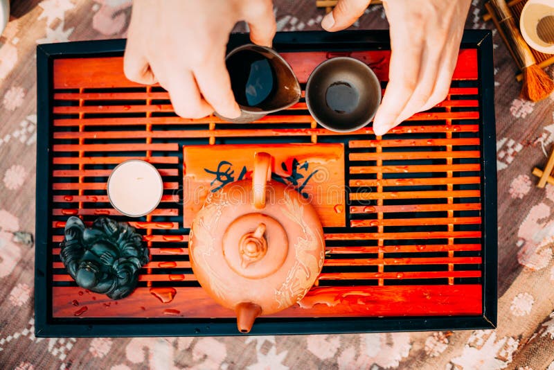 Tableau pour les ustensiles traditionnels de cérémonie de thé, la théière chinoise et la tasse de thé images libres de droits Tableau pour les ustensiles traditionnels de cérémonie de thé, la théière chinoise et la tasse de thé images libres de droits