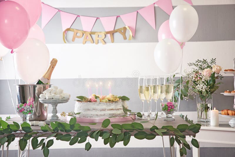 Tableau Servi Au Diner D Anniversaire Image Stock Image Du Neuf Nourriture