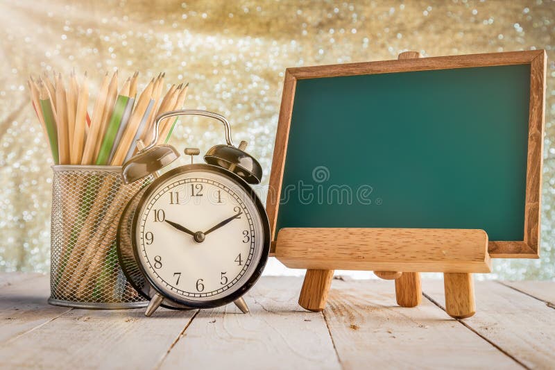 Tableau vert et copyspace gratuit avec le réveil noir image stock Tableau vert et copyspace gratuit avec le réveil noir image stock