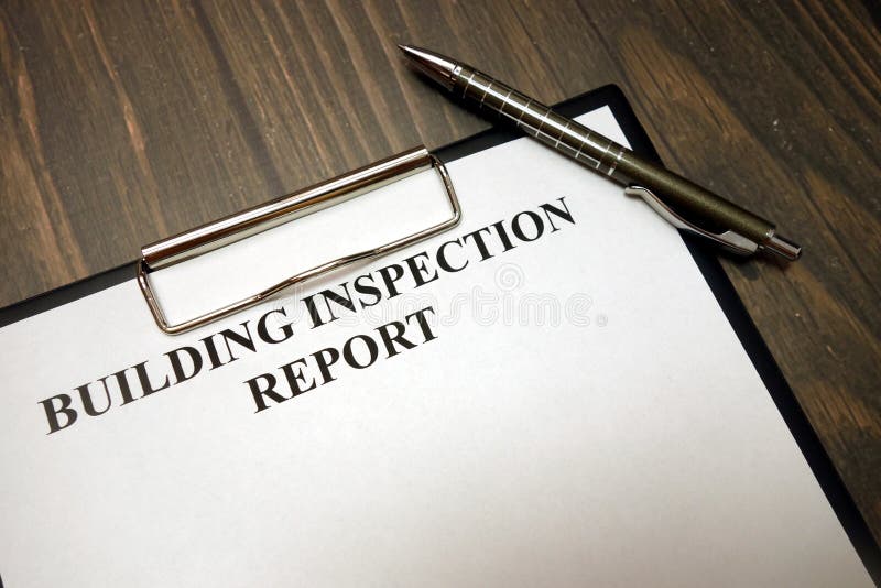 Tablero con informe de inspección constructivo y pluma en el escritorio imagenes de archivo Tablero con informe de inspección constructivo y pluma en el escritorio imagenes de archivo