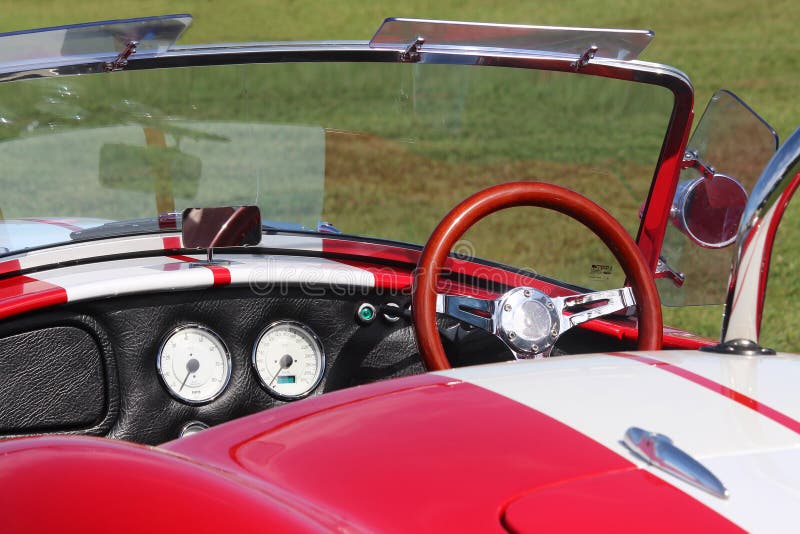 Tablero de instrumentos rojo de la cobra modelo vieja de la CA del coche deportivo Estilo del coche del vintage imagen de archivo libre de regalías Tablero de instrumentos rojo de la cobra modelo vieja de la CA del coche deportivo Estilo del coche del vintage imagen de archivo libre de regalías