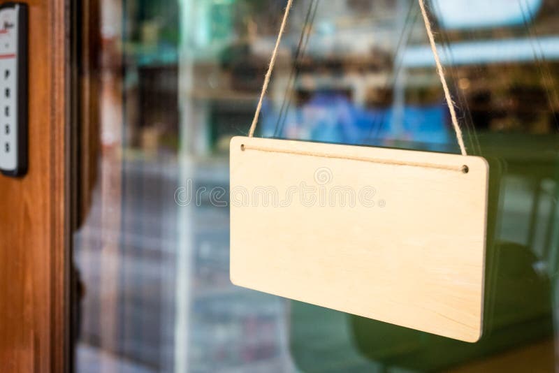 Tablero de madera en blanco de la muestra con la cuerda que cuelga en puerta fotografía de archivo libre de regalías Tablero de madera en blanco de la muestra con la cuerda que cuelga en puerta fotografía de archivo libre de regalías