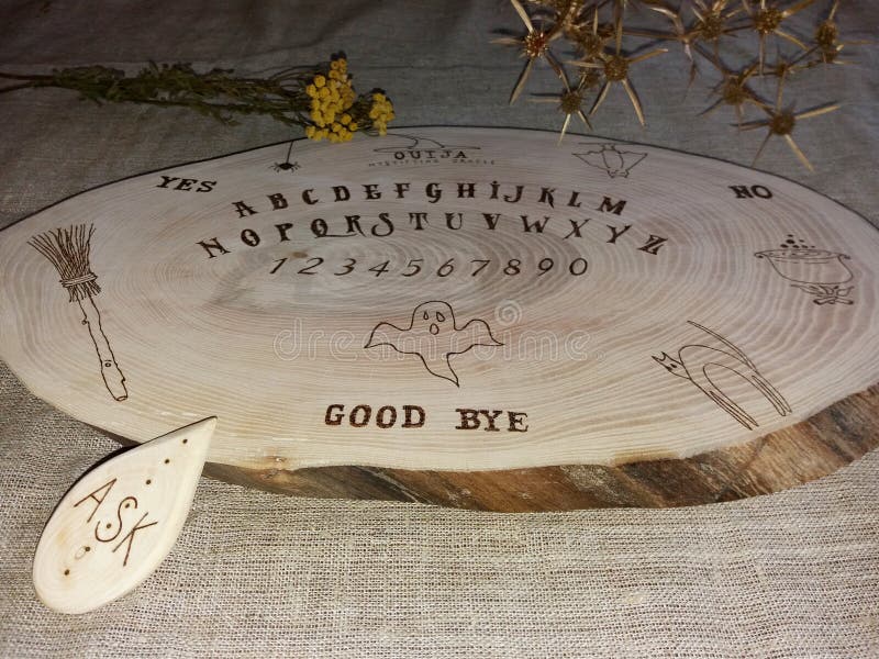 Tablero hecho a mano del ouija imagen de archivo Tablero hecho a mano del ouija imagen de archivo