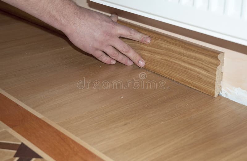 https://thumbs.dreamstime.com/b/tablero-que-bordea-y-arquitrabe-el-reparador-da-la-instalaci%C3%B3n-del-roble-piso-de-madera-con-pegamento-suelo-reparaci%C3%B3n-103075218.jpg